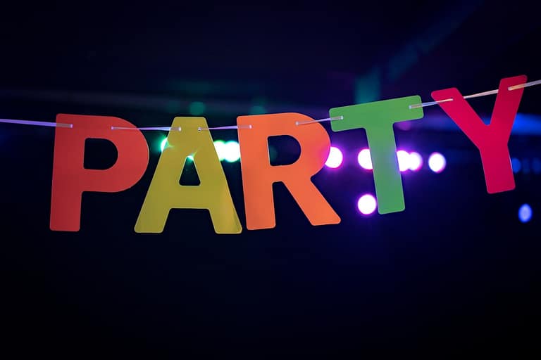 Mottoparty der 2000er: Ideen für Nostalgiker