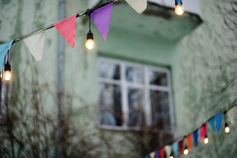 Sommerparty Deko: Konkrete Deko-Ideen für deine Feier im Freien