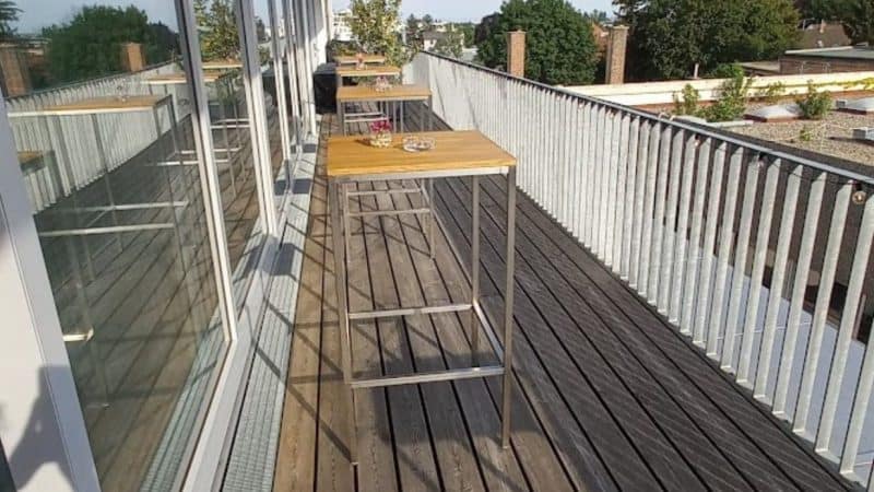 Stehtisch Terrasse.jpg