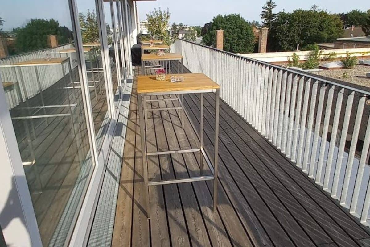 Stehtisch Terrasse.jpg
